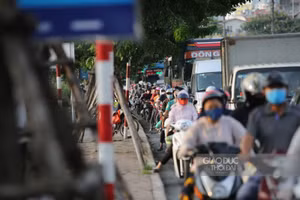 Tại đường Giải Phóng, lượng phương tiện cá nhân tăng nhanh, gây tình trạng ùn ứ ngắn trên tuyến đường này.