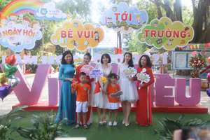 Sân trường như thành một ngôi vườn cổ tích với nhiều sắc màu đón chào các con đến trường.