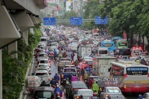 Trong cơn mưa sáng ngày hôm nay, nhiều tuyến đường hướng vào nội thành Hà Nội trở nên ùn tắc.