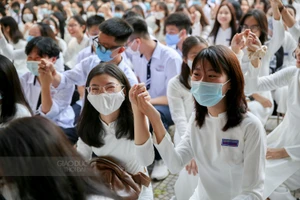 Chiếc áo dài trắng trong ngày khai trường đã tô điểm thêm nét đẹp thời học trò.