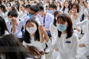 Chiếc áo dài trắng trong ngày khai trường đã tô điểm thêm nét đẹp thời học trò.