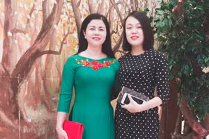 Sau 20 năm ra trường, tác giả Phan Thị Thu Trang vẫn dành tình cảm đặc biệt với cô Hiền (áo xanh) và coi cô như một người thân trong gia đình. (Ảnh: NVCC)