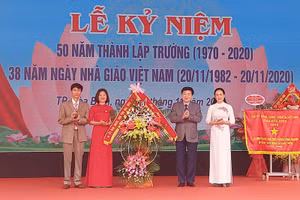 Ông Nguyễn Văn Chương - Chủ tịch UBND tỉnh Hòa Bình trao cờ lưu niệm của Tỉnh ủy - HĐND - UBND cho nhà trường nhân ngày Kỷ niệm 50 năm thành lập.