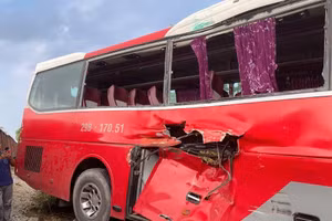 Hình ảnh chiếc xe đưa đón học sinh trường tiểu học Lý Nam Đế (Tây Mỗ, Nam Từ Liêm, Hà Nội) sau khi va chạm với tàu hoả.