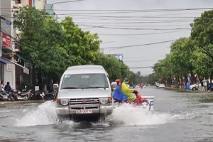 Ngã tư đường Trưng Nữ Vương giao Nguyễn Chí Thanh, TP Tam Kỳ, Quảng Nam bị ngập nước. (Ảnh: plo.vn).