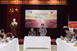 Đại diện Hội Bảo vệ quyền trẻ em phát động chương trình Tết ấm cho em 2021 (ảnh: Hữu Tài)