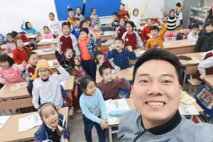 Thầy giáo Nguyễn Duy Nhất và các học trò trong giờ Âm nhạc.