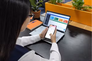 Úng dụng CNTT sẽ hỗ trợ kết nối, duy trì mối quan hệ với phụ huynh hiệu quả hơn. (Ảnh minh hoạ)