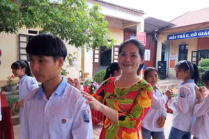 Cô giáo Đàng Thị Thỏa bên các học trò.