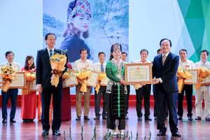 Bộ trưởng Phùng Xuân Nhạ và Thứ trưởng Phạm Ngọc Thưởng trao Bằng khen cho các cá nhân và tập thể điển hình.