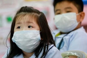 Các nhà trường đẩy mạnh tuyên truyền phòng tránh virus Corona, nhiều học sinh đeo khẩu trang trong lớp