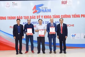Ban Giám hiệu Trường Đại học Y Hà Nội tri ân các tập thể và cá nhân đã hỗ trợ cho “Chương trình đào tạo bác sĩ y khoa tăng cường bằng tiếng Pháp”