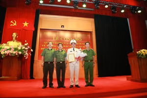 Thiếu tướng Lê Hồng Nam – Giám đốc Công an TP.HCM nhận hoa chúc mừng của Đảng uỷ - Ban giám đốc CATP tại buổi Lễ.