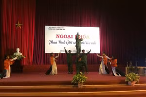 Chương trình ngoại khoá ”Phan Đình Giót sáng mãi tên anh”.