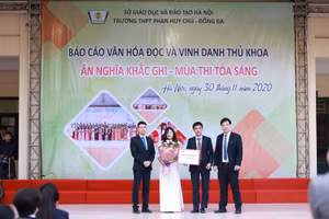 Đại diện trường ĐH Hà Nội và trường THPT Phan Huy Chú - Đống Đa chúc mừng em Lê Ngọc Trâm.