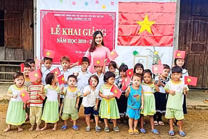 Cô và trò Tắk Pổ trong lễ khai giảng. (Ảnh: Internet)     