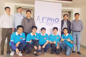 Năm học sinh (áo xanh) đều đoạt Huy chương Kỳ thi Olympic Vật lý quốc tế (IdPhO 2020).