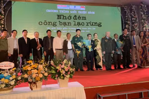 Vợ và các con của tác giả Đinh Đức Lâm chụp ảnh lưu niệm cùng các khách mời.