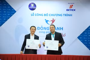 Ông Nguyễn Xuân Dũng - CT. HĐQT Công ty BITEX và ông An Văn Cảnh – Trưởng Đại diện Trung Tâm Truyền hình Nhân Đạo phía Nam trong ngày ký kết hợp tác tổ chức thực hiện chương trình.