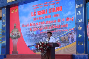 Thầy Nguyễn Minh Quý – Hiệu trưởng trường THPT Trần Nguyên Hãn (Hải Phòng) phát biểu tại Lễ Khai giảng năm học mới 2020 - 2021.