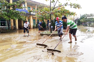 Dọn dẹp sân trường sau lũ rút. (Ảnh minh hoạ)