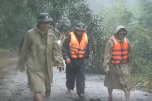 Các đồng chí trong Đoàn công tác trên đường vào Thủy điện Rào Trăng 3. Ảnh: Chinhphu.vn