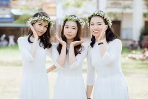 Nguyễn Thị Thu Trang (giữa) và các bạn cùng học lớp 12. (Ảnh: NVCC)