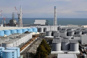 Các lò phản ứng và bể chứa nước tại nhà máy điện hạt nhân Fukushima Daiichi của công ty Điện lực Tokyo. (Ảnh: AFP)