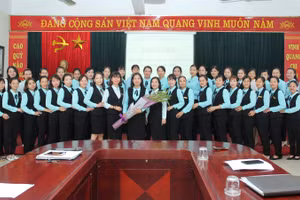 Tập thể cán bộ, giáo viên, nhân viên nhà trường.