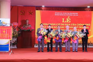 Thầy Hiệu trưởng đương nhiệm Lê Văn Trường tặng hoa tri ân các thế hệ lãnh đạo nhà trường tại Lễ kỷ niệm 60 năm thành lập Trường.