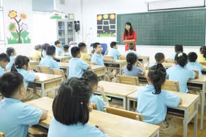 Cô và trò trường Tiểu học Thực nghiệm Victory (Hà Đông, Hà Nội).