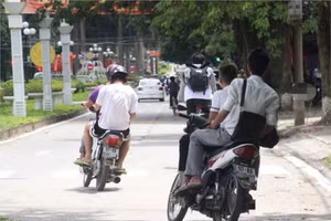 Giờ tan học tại nhiều tuyến đường của thành phố Bắc Kạn không khó để gặp những chiếc xe gắn biển AA do học sinh điều khiển nhưng không đội mũ bảo hiểm theo quy định.