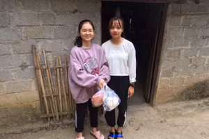 Vượt qua đoạn đường đất gập ghềnh, leo đèo vượt dốc đến nhà bạn khó khăn trong lớp để trao gửi yêu thương, động viên, giúp bạn học tập là niềm vui mà  em Thảo (áo tím) lựa chọn trong mỗi cuối tuần.