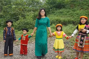 Cô giáo Hà Ánh Phượng và học trò.