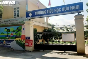 Camera ghi lại cảnh phụ huynh hành hung học sinh lớp 1