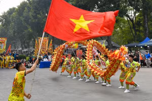 Mãn nhãn múa Rồng tại Festival Thanh niên quốc tế
