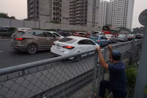 Người dân ùn ùn trở lại Thủ đô dù chưa hết kỳ nghỉ lễ