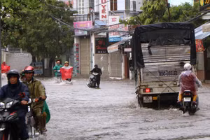 Mưa lớn đã làm một số tuyến đường trung tâm TP Phan Rang - Tháp Chàm, tỉnh Ninh Thuận bị ngập. (Ảnh: Ngọc Duy).