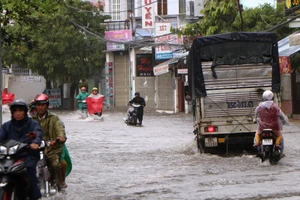 Mưa lớn đã làm một số tuyến đường trung tâm TP Phan Rang - Tháp Chàm, tỉnh Ninh Thuận bị ngập. (Ảnh: Ngọc Duy).