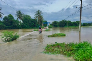 Sáng nay tại tuyến đường dẫn vào thôn Từ Tâm, xã Phước Hải, huyện Ninh Phước bị ngập cục bộ. (Ảnh: Quốc Hải).