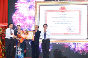 Huyện Ninh Phước hân hoan đón nhận Bằng đạt chuẩn nông thôn mới 2019. Đây là huyện đầu tiên của tỉnh đạt chuẩn huyện nông thôn mới. (Ảnh: Duy Quan).