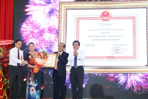 Huyện Ninh Phước hân hoan đón nhận Bằng đạt chuẩn nông thôn mới 2019. Đây là huyện đầu tiên của tỉnh đạt chuẩn huyện nông thôn mới. (Ảnh: Duy Quan).