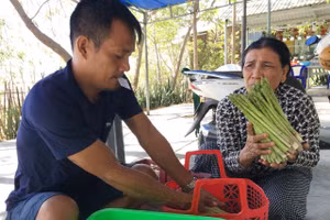 Nữ “thủ lĩnh” (trái) người phụ nữ Chăm chịu thương, chịu khó, không ngừng vươn lên trong lao động sản xuất.