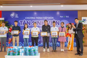 Nhiều phần quà học bổng được trao đến tân sinh viên trường Thái Bình Dương.