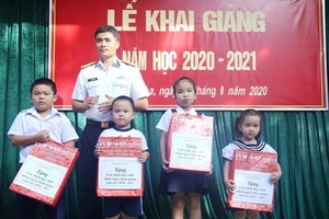 Tặng quà cho các em học sinh.