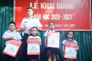 Tặng quà cho các em học sinh.