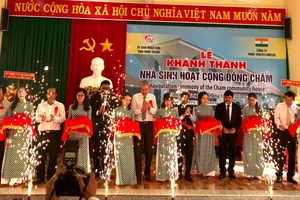 Cắt băng khánh thành Nhà sinh hoạt cộng đồng Chăm. 