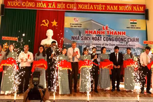 Cắt băng khánh thành Nhà sinh hoạt cộng đồng Chăm. 