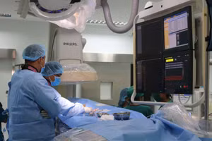 Ekip của Bệnh viện Nhi Đồng 2 và Bệnh viện Đa khoa tỉnh Ninh Thuận đã tiến hành phẫu thuật thông tim can thiệp cho 3 bệnh nhi.