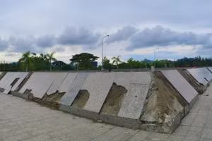 Một số hạng mục tại Công viên văn hóa biển Bình Sơn xuống cấp nghiêm trọng. (Ảnh: Duy Quan).